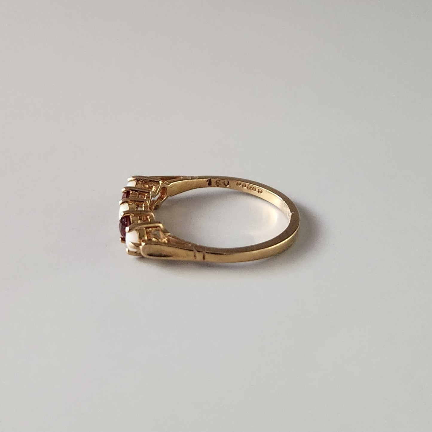 9ct Yellow Gold Garnet & Opal 5 Stone Ring