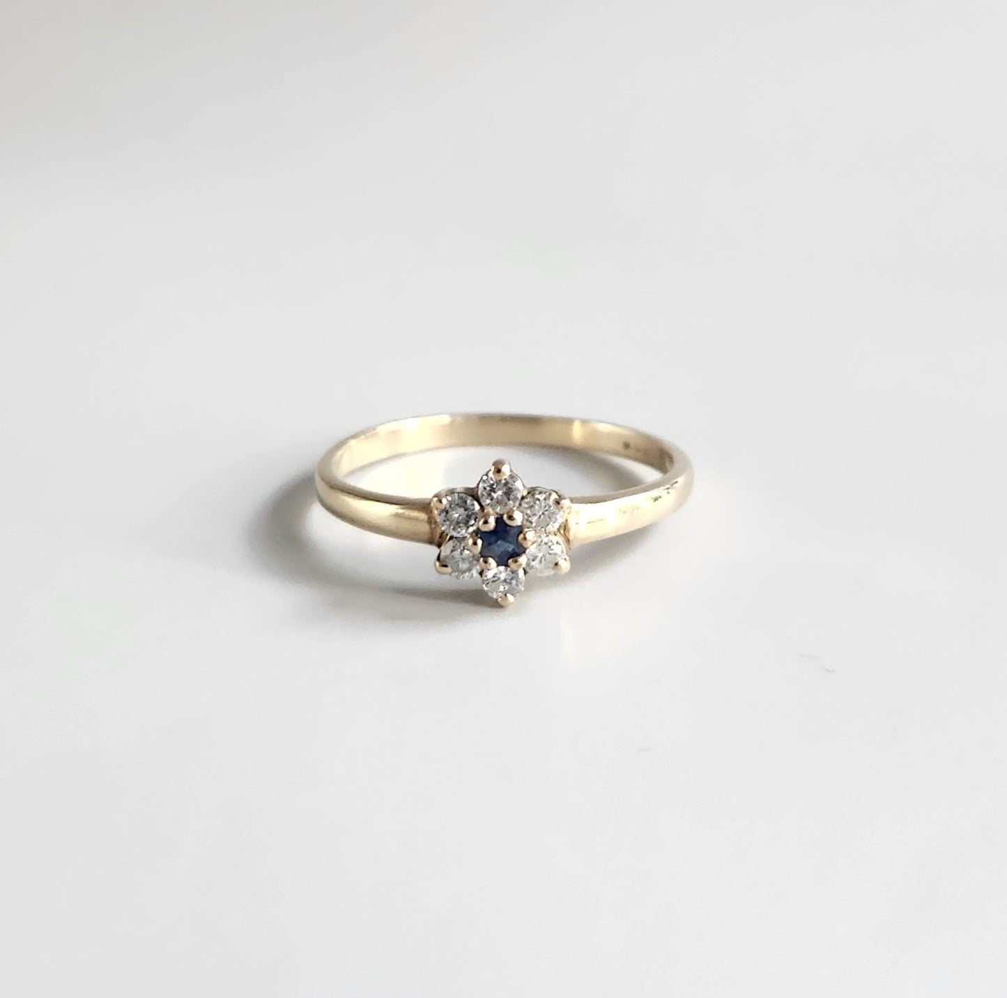 9ct Yellow Gold Dainty Sapphire & Diamond Daisy Ring